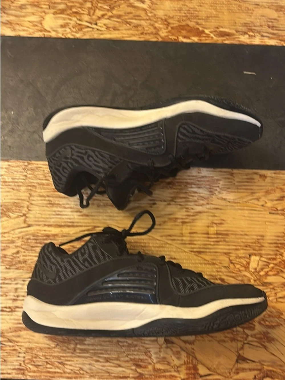 Nike Men's Black and White Low-Top Sneakers